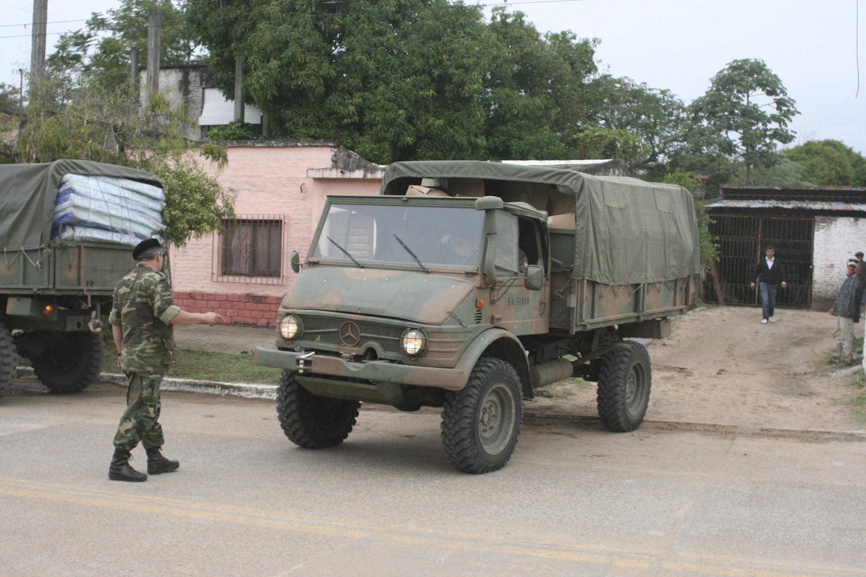 Ejército está albergando a 220 personas evacuadas en el Regimiento de Infantería de Monte 29 en la ciudad  capital. Por otra parte,  se enviaron tres camiones UNIMOG, con conductores y auxiliares, hacia Clorinda.
